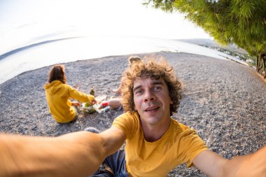 Arkadaşlar plajda piknik yaptılar..