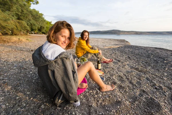 Amigos relaxar juntos na natureza . — Fotografia de Stock