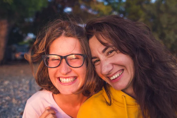 Två glada kvinna vänner skrattar — Stockfoto