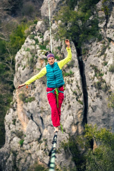 Highline in de bergen. — Stockfoto