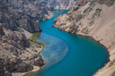 Pitoresk Kanyon altındaki nehir.