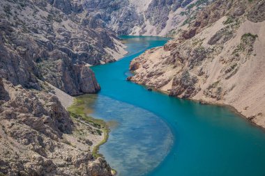 Pitoresk Kanyon altındaki nehir.