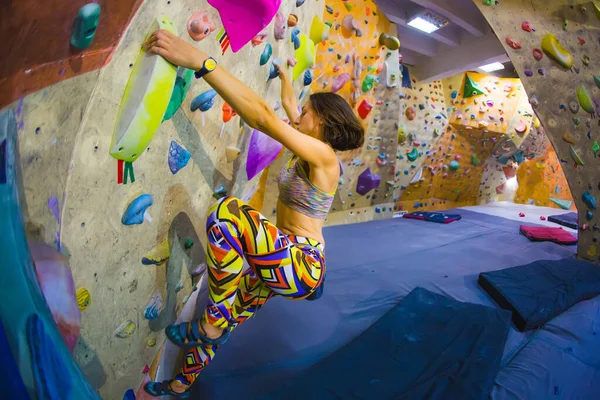 Escalade s'entraîne dans la salle de gym . — Photo