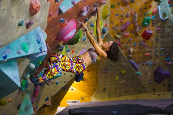 Rock climber is training in the gym. — Stock Photo, Image