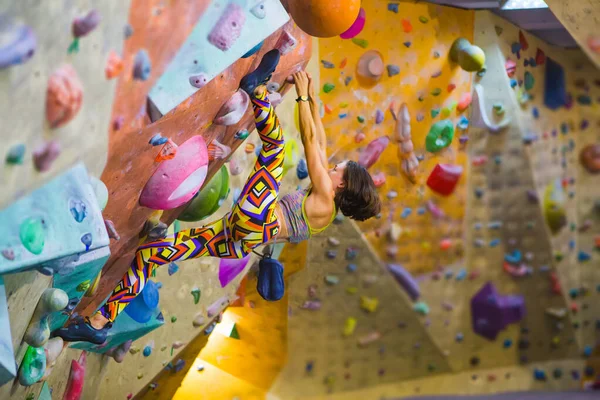 Escalador de rocas está entrenando en el gimnasio . —  Fotos de Stock