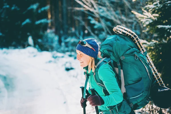 冬の山でバックパックとスノーシューを持つ女性. — ストック写真