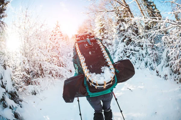 Mulher com mochila e sapatos de neve nas montanhas de inverno . — Fotografia de Stock