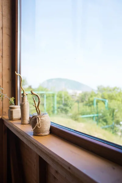 Vaso decorativo sul davanzale della finestra . — Foto Stock