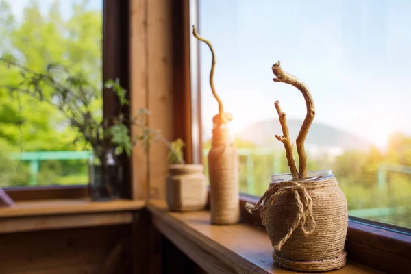 Jarrón decorativo en el alféizar . — Foto de Stock