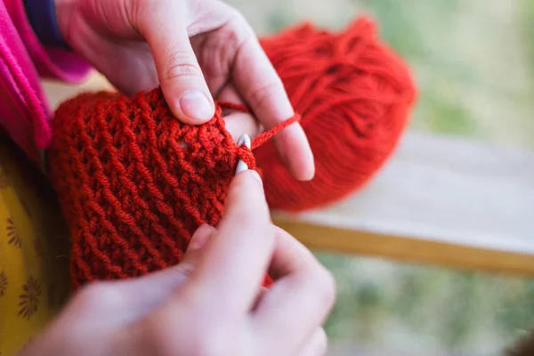 Perempuan crochets topi . — Stok Foto
