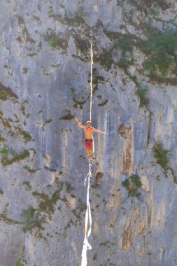 Bir adam yüksek yolda güvenle yürür..