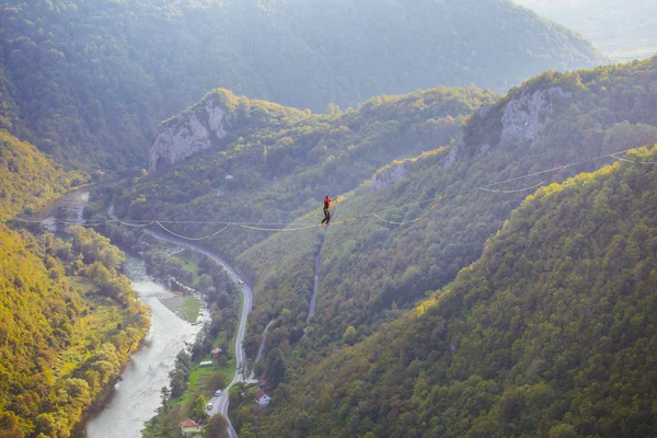 Un homme marche en toute confiance le long de la route . — Photo