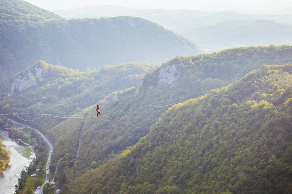 Highline dans les montagnes . — Photo