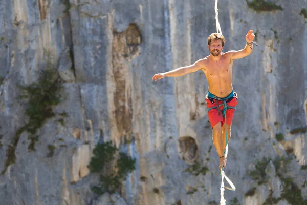 Ein Mann geht selbstbewusst die Highline entlang. — Stockfoto