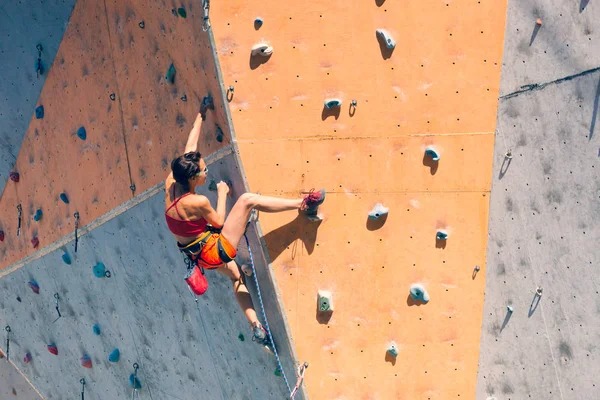 女の子は、クライミングウォールを登る. — ストック写真
