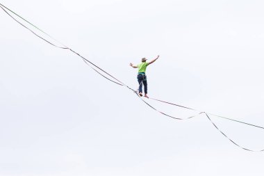 Bulutlu gökyüzünün arka planda Highline bir hamle yapar.