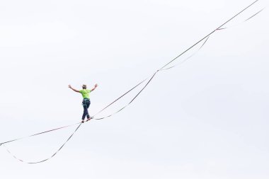 Bulutlu gökyüzünün arka planda Highline bir hamle yapar.