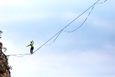 Highliner, abyss üzerinde dengeler.