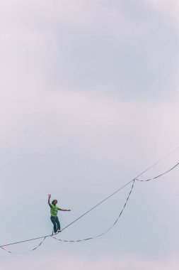 Mavi gökyüzünün arka planında Highliner.