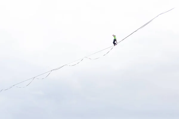 Altura en el fondo del cielo nublado hace un movimiento . —  Fotos de Stock