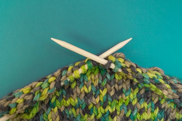 針と多色の糸を編む. — ストック写真