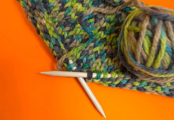 Agulhas de tricô e fios multicoloridos . — Fotografia de Stock