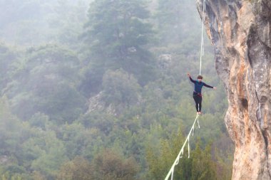 Highline dağlarda.