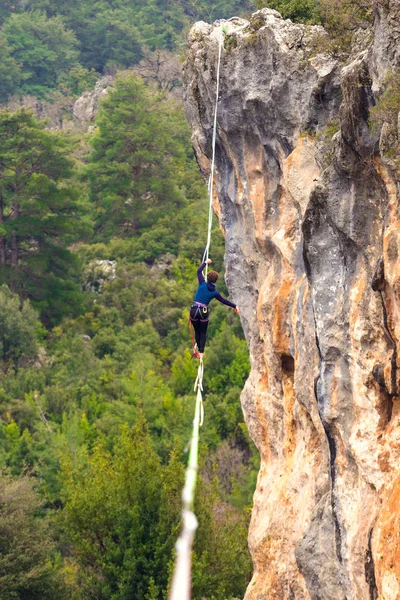 Highline in de bergen. — Stockfoto