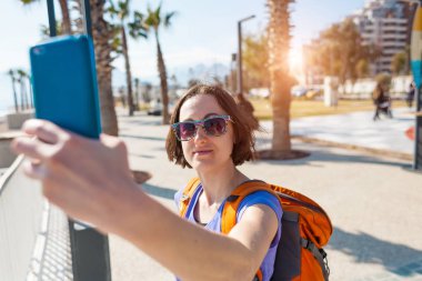 Bir kız bir selfie Rıhtımlar üzerinde alır..