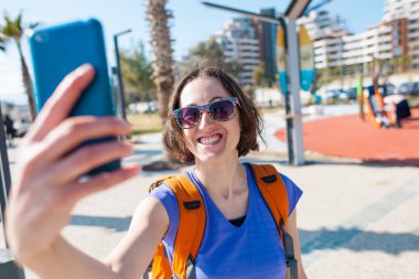 Bir kız bir selfie Rıhtımlar üzerinde alır..