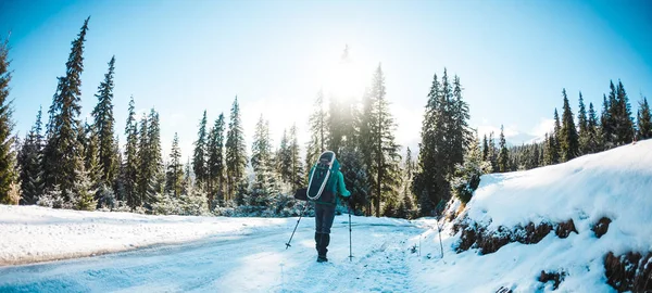 Mujer con mochila y raquetas de nieve en las montañas de invierno . —  Fotos de Stock