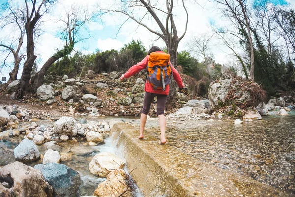 Mezítláb lány átlépte a hegyi folyón. — Stock Fotó