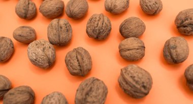 Turuncu arka planda ceviz.