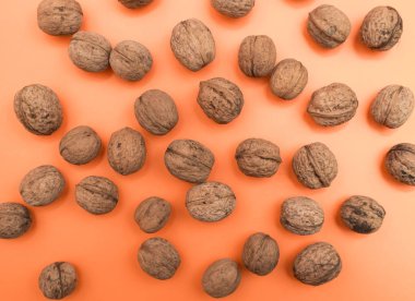 Turuncu arka planda ceviz.