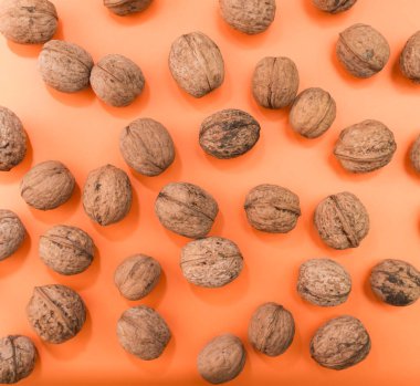 Turuncu arka planda ceviz.