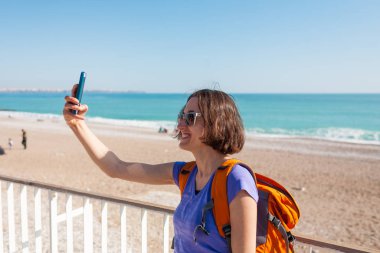 Bir kızı bir selfie sahilde alıyor..