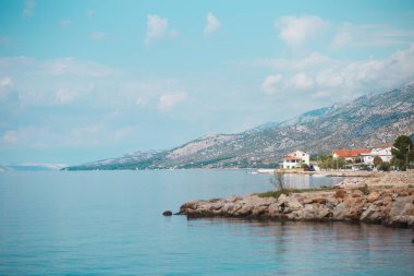 Deniz kıyısında bir kasaba.