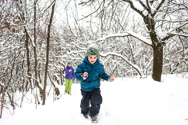 Le garçon s'enfuit de sa mère sur un chemin enneigé . — Photo