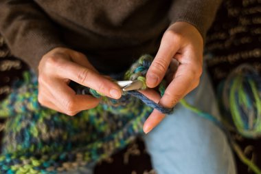 Kalın iplikten bir kadın örme.