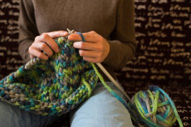 Kalın iplikten bir kadın örme.