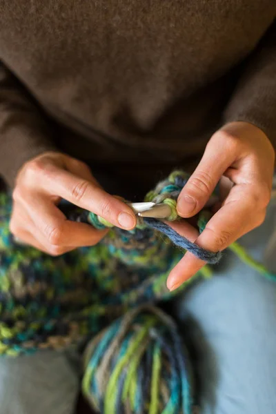 A woman knits from thick yarn. — Stock Photo, Image