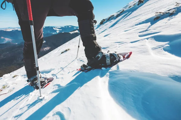 Un hombre con raquetas de nieve . — Foto de Stock