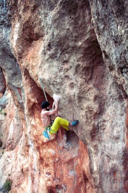 Bir adam kaya tırmanıyor.