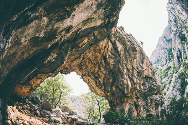 Climber vonatok a sziklák Horvátország. — Stock Fotó