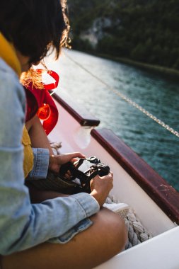 Bir kadın yelken açıyor ve fotoğraf çekiyor..