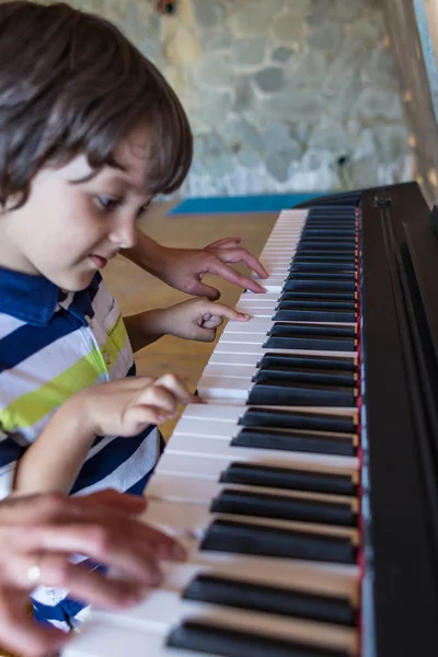 Manos de niños y mujeres en las teclas de piano . — Foto de Stock