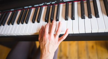 Bir kadın piyano çalmayı öğrenir..