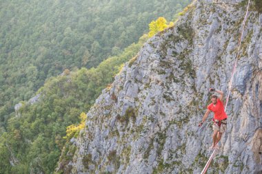 Bir adam yüksek yolda güvenle yürür..