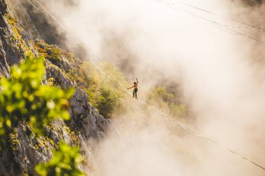 Highliner bulutların üzerinde bir sapan gider.