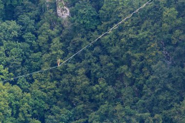 Highline dağlarda.